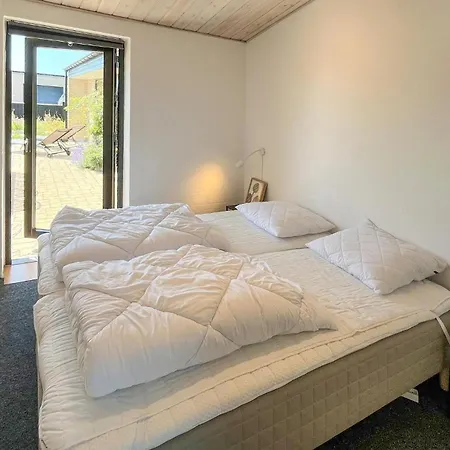 5 Bedroom Awesome In *