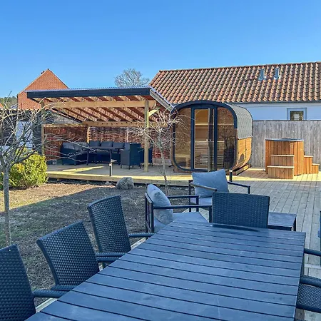 5 Bedroom Awesome In *
